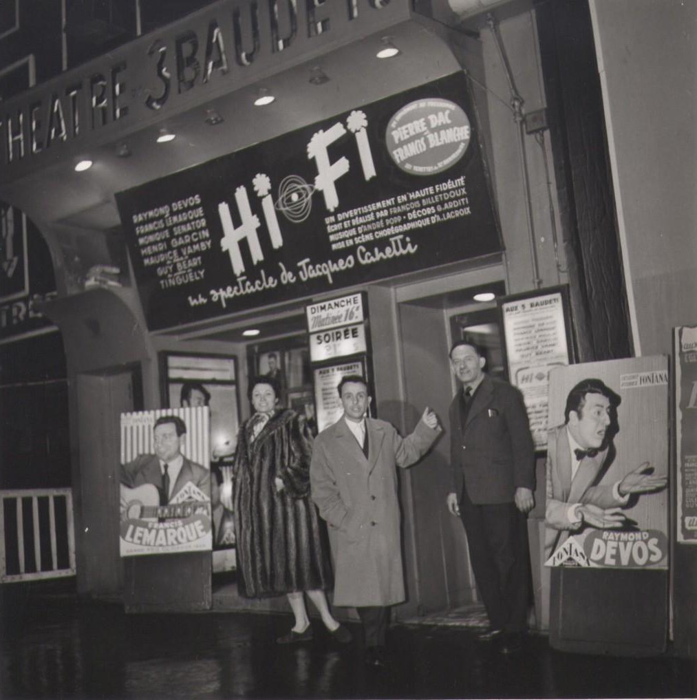 Jacques Canetti devant le Théâtre des Trois Baudets